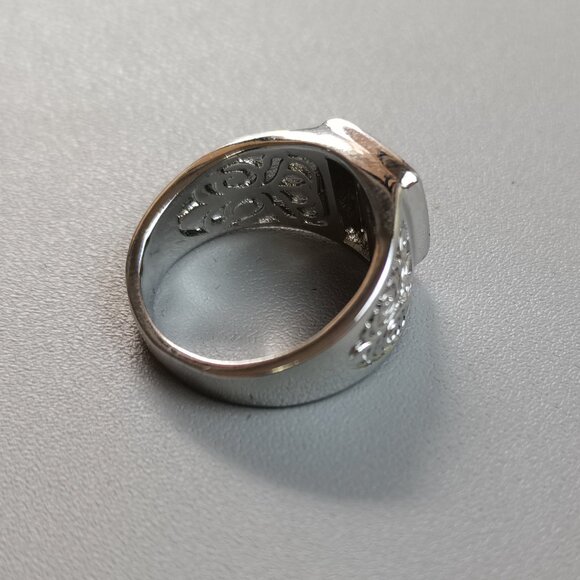 Nearly new women's classic fashion style rings - Picture 3 of 5